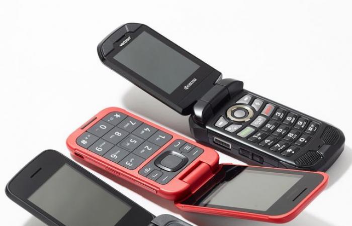 Gen Zers Are Snapping Up Flip Phones. They Might be Onto Something.